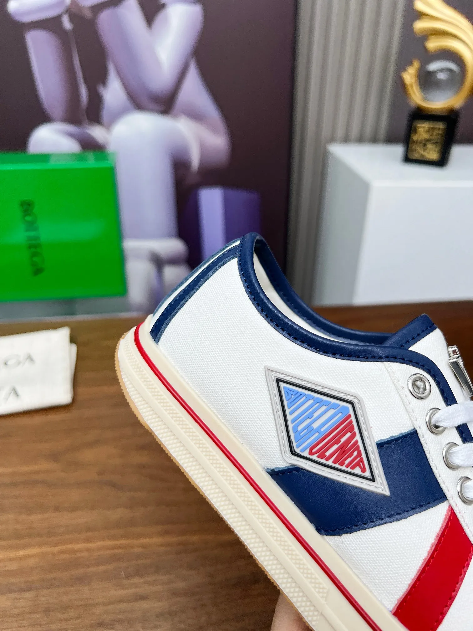 Men's men's shoes 💰500💰 Bottega Veneta BV's latest Eliot series retro basketball shoes casual sports canvas shoes will become gods once it is launched‼ ️ Inspired by retro basketball sneakers, the color combination highlights youthful vitality and perfectly interprets the theme of youth and childlike innocence. The details are also very particular. The summer canvas brings excellent durability and comfort. Designs such as calfskin trim, rubber toe caps and hand-painted retro red lines are full of retro feel. The round toe and convex sole add a modern feel and are suitable for various styles. Easily create a fashionable atmosphere. The upper foot is the focus...can be worn as a couple's shoes...The red lines on each shoe edge are hand-painted, which adds more taste and attitude! ✦Fabric: Original customized high-density canvas + cowhide ✦Inner: original customized breathable canvas ✦Insole: movable latex cowhide insole ✦Sole: original molded non-slip and wear-resistant TPU material ✦Sole thickness: 3cm, low-profile, single shoe ✦Number of sizes: female size 35--40, female 40 is customized and non-returnable❕ ✦Number: male size 39--45, male 45 is customized and non-returnable❗️